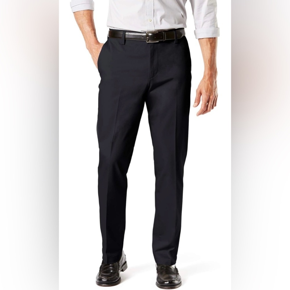 Dockers SZ 34 x 32 Classic Fit Pleated Gray Khaki Pants New